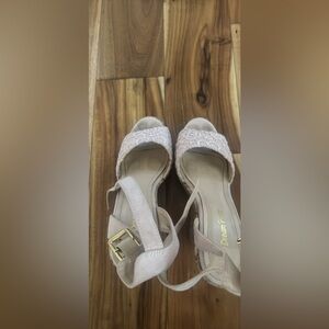 Dream pair pink sandals size is 6 heel is 3 inch